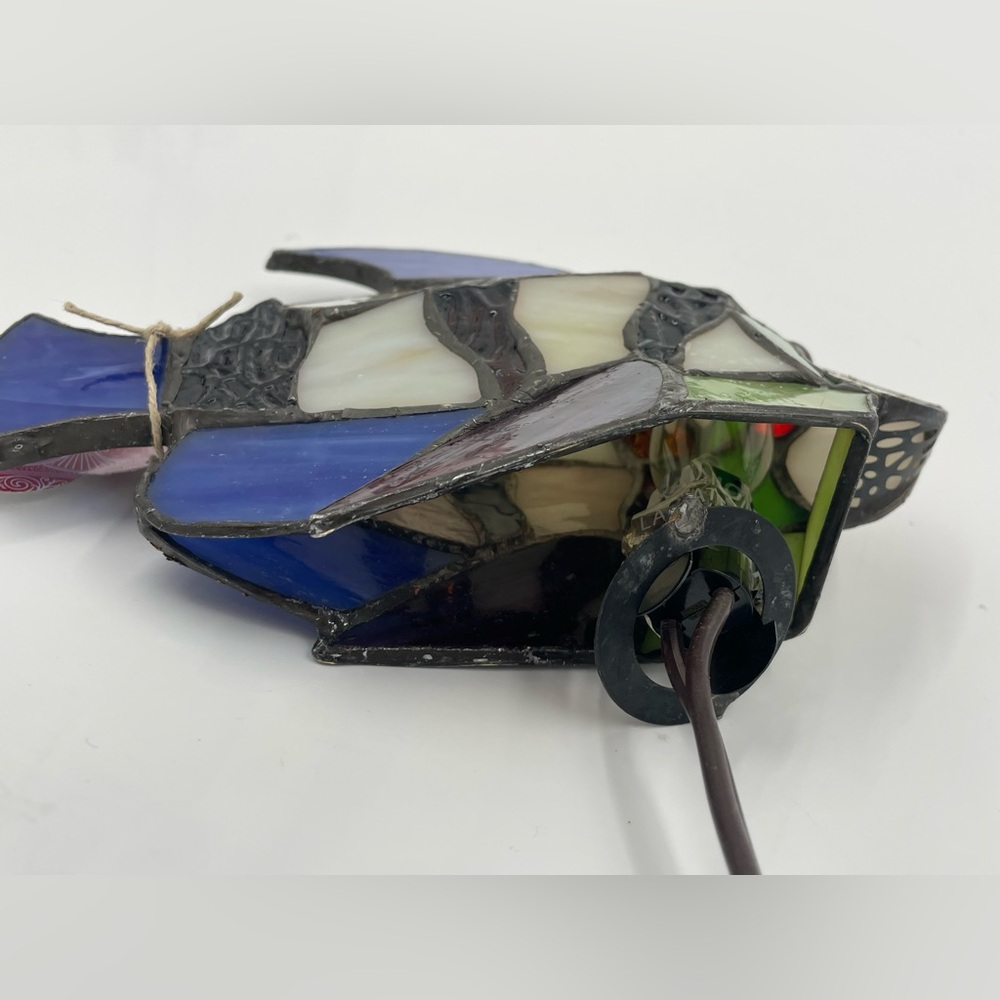 TIFFANY STYLE STAINED GLASS FISH ACCENT LAMP / NIGHT LIGHT Vintage Nightlight. - Picture 7 of 8